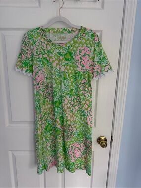 Floral Short Sleeve Shift Dress in Green and Pink